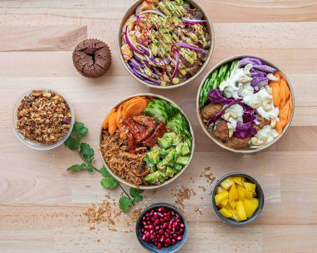Lunch Box Le Poké avec bowl coloré, légumes frais, avocat et dessert artisanal au Mont Saint-Michel